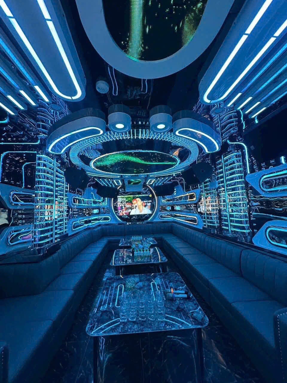 ATLANTIS RESTAURANT { KARAOKE } 31 Đề Thám , Phường Cầu Ông Lãnh{ Quận 1} TP Hồ Chí Minh