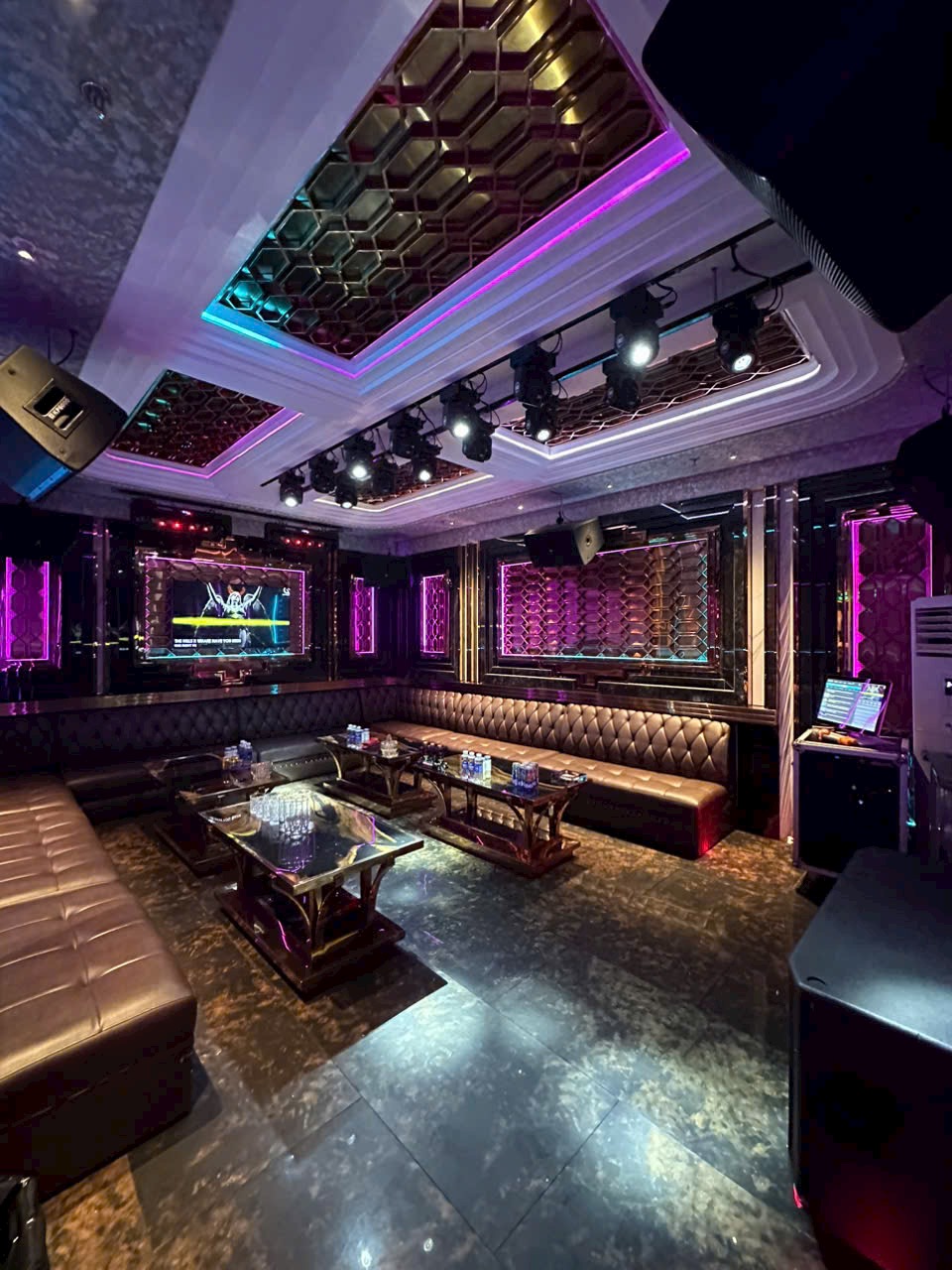 Karaoke Gold Star 71 Nguyễn Trường Tộ, Trúc Bạch, Hà Nội 0949967786