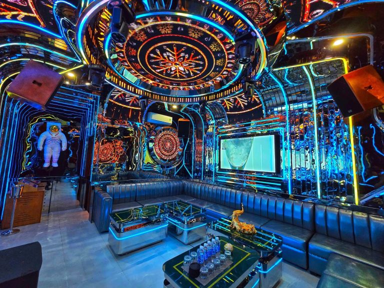 Quán Hoàng Gia KTV Royal Karaoke 85 Nguyễn Khang Yên Hòa Hà Nội phòng hát trang bị hệ thống âm thanh chuyên nghiệp ánh sáng sân khấu bùng nổ