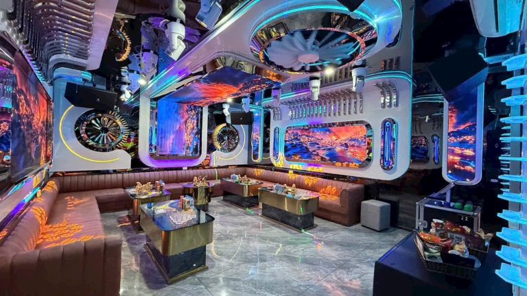 ROYAL KTV Club Karaoke 97 Đường Cầu Giấy ở Hà Nội giải trí cao cấp SIÊU SANG TRỌNG 热情、专业的服务人员